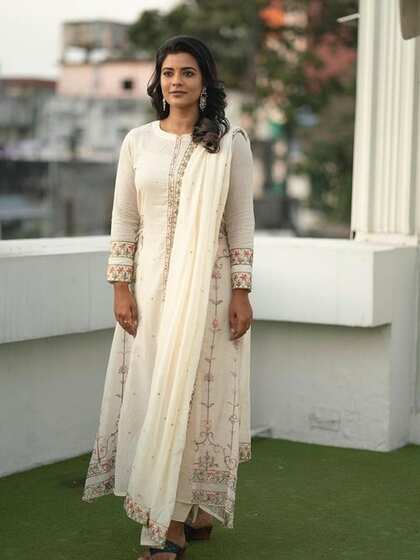 व्हाइट सूट (White Kurta Set)
