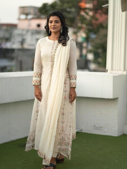 <p>डस्की स्किन टोन के लिए Aishwarya Rajesh के ऑफ व्हाइट एंब्रायडर्ड सूट परफेक्ट रहेगा। इसके साथ ऑक्सिडाइज्ड इयररिंग शानदार लगेगी।</p>
