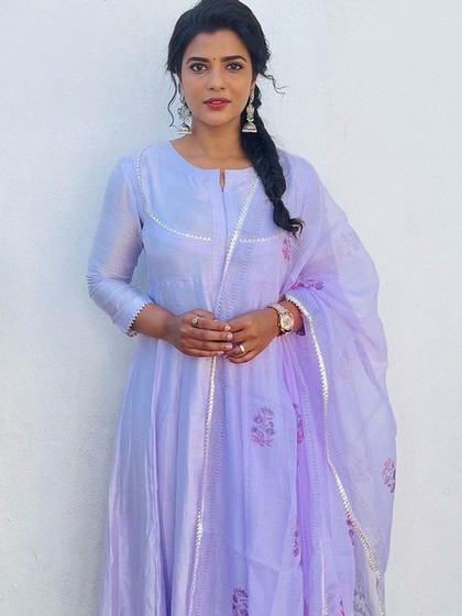सांवली लड़कियों के लिए बेस्ट है Aishwarya Rajesh के लाइट शेड कॉटन सूट