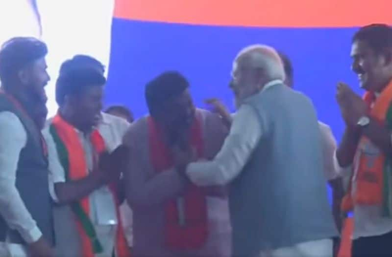 PM Modi Greet raichur BJP Candidate after forget to mention name in His Hosapete Speech ckm