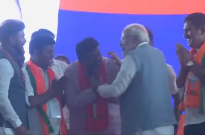 PM Modi Greet raichur BJP Candidate after forget to mention name in His Hosapete Speech ckm