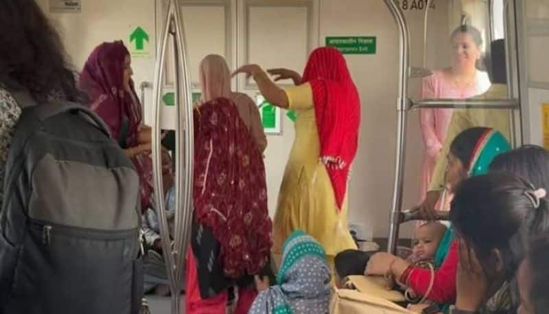 women singing and dancing in delhi metro viral video 