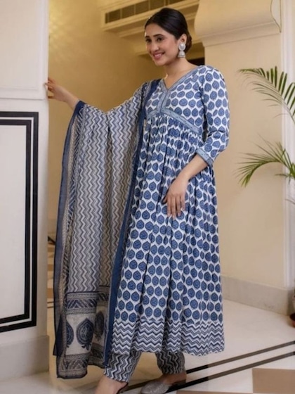 <p>Shivangi  ने ब्लू कलर का आलिया कट कुर्ता सेट पहना है जो की बहुत ही कंफर्टेबल है। अगर आप वर्किंग वुमन है तो ऑक्सिडाइज्ड इयरिंग के साथ वर्कस्टेशन पर पहने, सब तारीफ करेंगे।</p>
