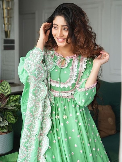गर्मियों में कूल और सोबर लगेंगी, Shivangi Joshi के 8 कॉटन सूट में