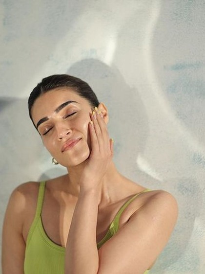 शीशे की तरह चमकेगी स्किन, फॉलो करें Kriti Sanon का Skin Care Secret