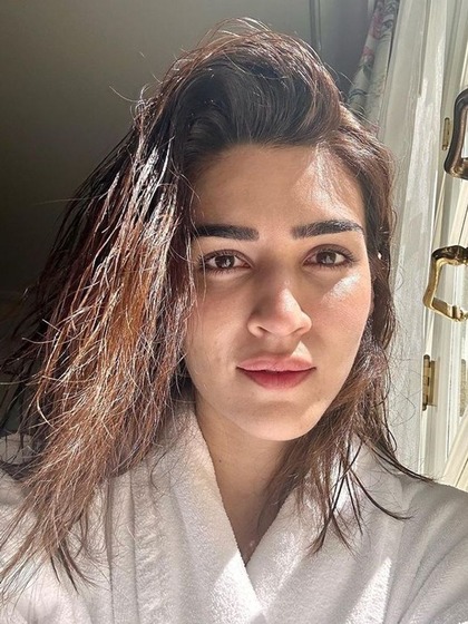 <p>कृति सेनन अपनी एक्टिंग के साथ अपनी चमकती स्किन को लेकर अक्सर कॉम्पलिमेंट हासिल करती रहती हैं।  उन्होंने अपनी सॉफ्ट स्किन को लेकर खुद स्किन केयर सीक्रेट शेयर किया है </p>
