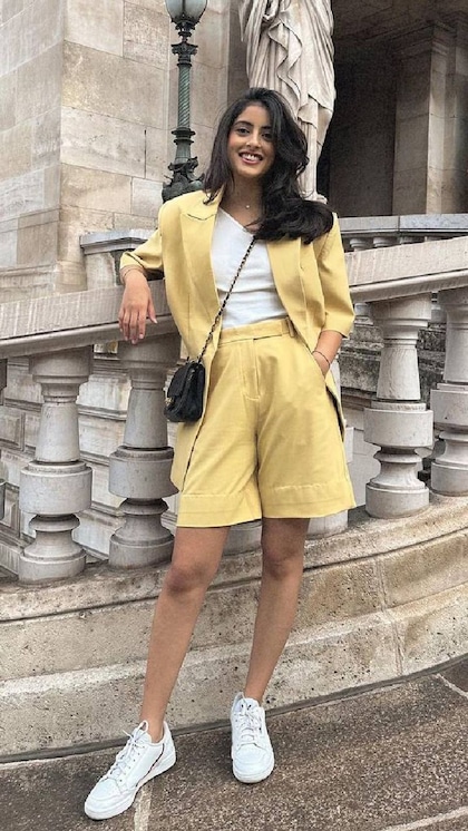 <p>फिल्म इंडस्ट्री के शहंशाह अमिताभ बच्चन की नातिन नव्या नवेली नंदा भले ही एक्ट्रेस नहीं है लेकिन करोड़ों की मालकिन हैं। जानिए आखिर क्या करती हैं नव्या नवेली। <br />
 </p>

