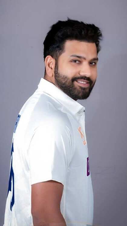<p>हिटमैन के नाम से  फेमस क्रिकेट के बादशाह रोहित शर्मा आज 37वां जन्मदिन मना रहे हैं। मुबंई इंडियंस टीम के प्लेयर रोहित शर्मा कमाई के मामलें में पीछे नहीं है। जानिए रोहित की नेटवर्थ।</p>
