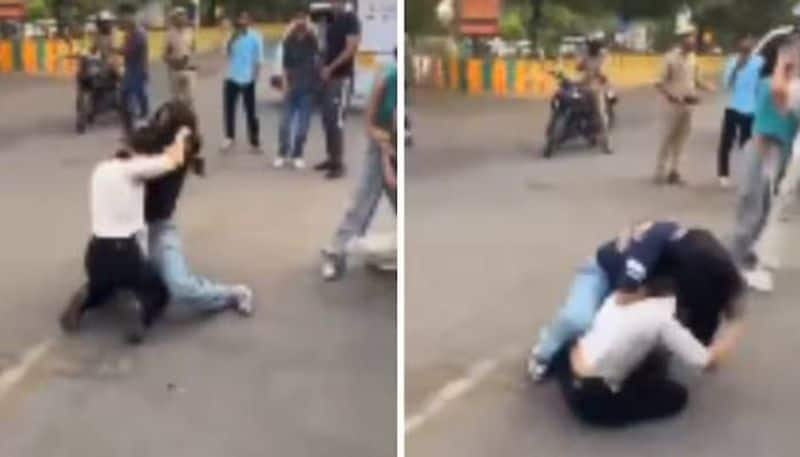 girls fight in middle of the road police watching video 