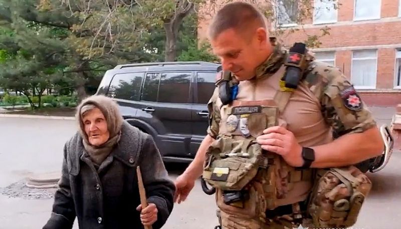 Survived WW2, now this 98-year-old Ukrainian woman walks 10 km under shelling to escape Russians (WATCH) snt