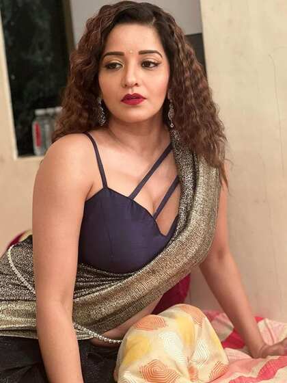 ब्रॉलेस ब्लाउज पहनती है मोनालिसा