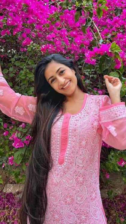 Embroidered कुर्ती में लगेंगी कमाल