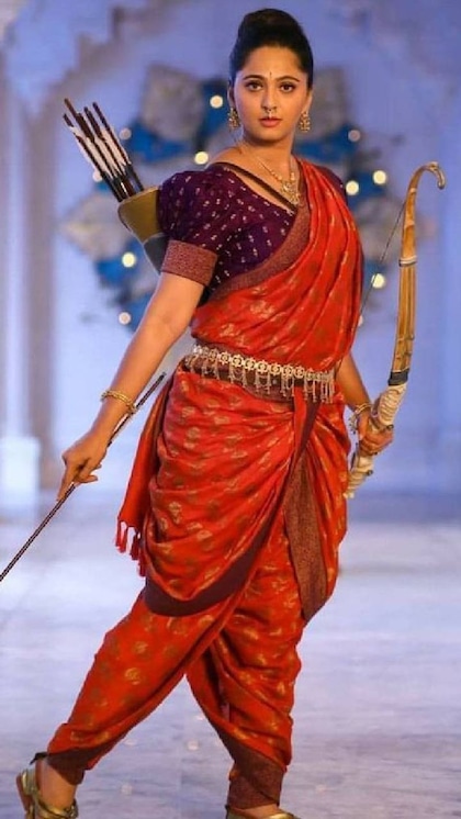 <p>फिल्म बाहुबली में देवसेना के रॉयल साड़ी लुक देखकर हर किसी की आंखें खुली रह गई थीं। अगर आप भी पार्टी वियर के लिए रॉयल लुक अपनाना चाहती हैं तो डिफरेंट बनारसी साड़ियां पहन सकती हैं। </p>
