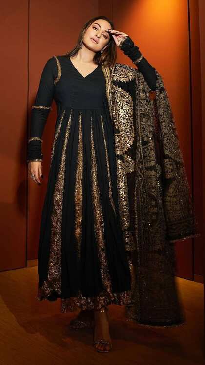 सोनाक्षी सिन्हा का ब्लैक अनाकली विद Gold Zari Embroidery Work