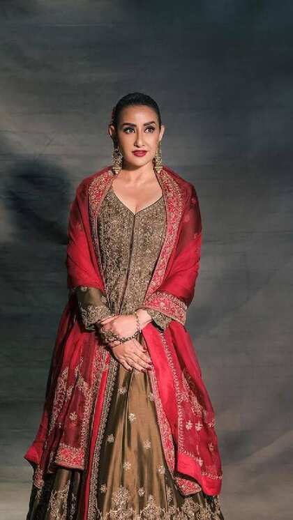 डीसेंट मल्लिका जान उर्फ Manisha Koirala का रॉयल लुक