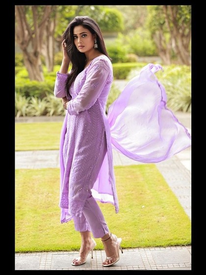 <p>Shweta ने यहां लाइट पर्पल कलर का चिकनकारी सूट पहना है जिसके साथ उन्होंने ऑक्सिडाइज्ड इयररिंग पहनी है। गर्मियों के लिए ये आउटफिट एकदम परफेक्ट है। </p>
