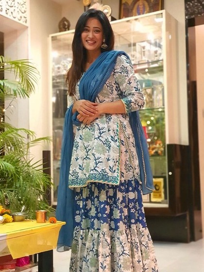 <p>Shweta ने यहां ब्लू कलर का फ्लोरल कॉटन शरारा सेट पहना है। कानों में उन्होंने ऑक्सिडाइज्ड ड्यूरिंग पहनी है और नो मेकअप लुक के साथ बहुत ही ग्रेसफुल लग रही है। </p>
