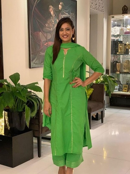 <p>अगर आप सिंपल और कंफर्टेबल लुक चाहती है तो Shweta का यह ग्रीन कुर्ता सेट अपने वॉर्डरोब में शामिल कर सकती हैं। श्वेता ने इसके साथ गोल्ड ईयररिंग पहनी है और मिनिमल मेकअप लुक में है।</p>
