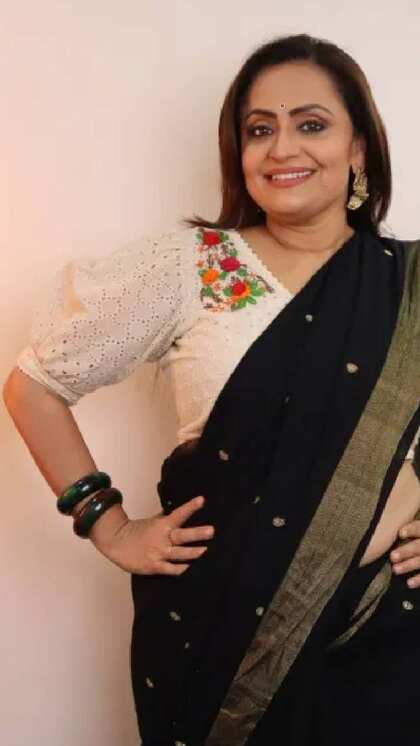 गर्मियों में कूल लुक देते हैं Embroidered Puff Sleeve Blouse