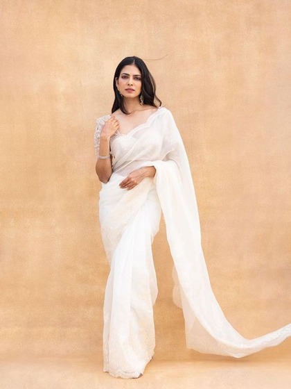 <p>अगर आप सिंपल और ग्रेसफुल दोनों नजर आना चाहती हैं तो Malavika की ऑर्गेनसा साड़ी को कॉपी कर सकती हैं। मालविका ने ड्रॉप डेंगल इयररिंग पहना है और मिनिमल मेकअप से लुक कंप्लीट किया है ।</p>
