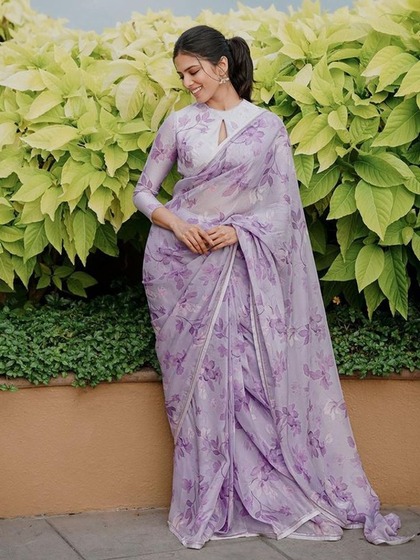 <p>Malavika  पर्पल कलर की फ्लोरल शिफॉन साड़ी पहनी है। कानों में छोटी झुमकी पहनी है। बालों की पोनीटेल बनाई है और मिनिमल मेकअप से लुक कंप्लीट किया है।</p>
