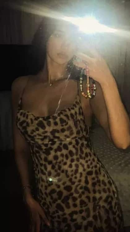डेट नाइट के लिए दिशा ने चुना Sexy Low-Cut Dress