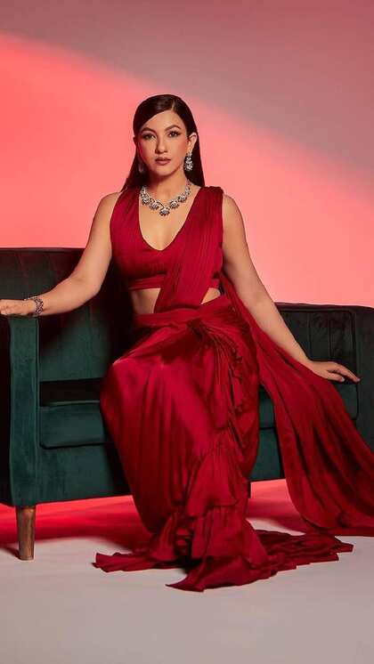 स्लीवलेस ब्लाउज के साथ Ruffle Saree