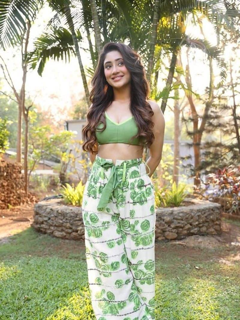 Shivangi Joshi latest Crop top for summer season zkamn