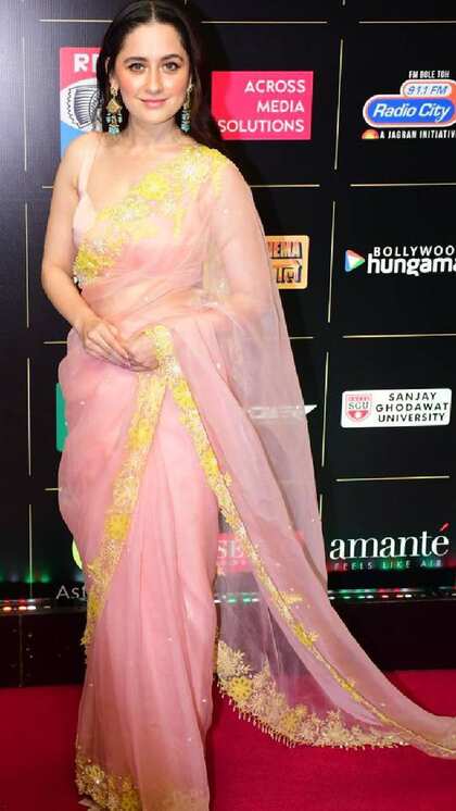 बेबी पिंक एम्ब्रॉयडरी  Organza Chiffon Saree  में संजीदा शेख