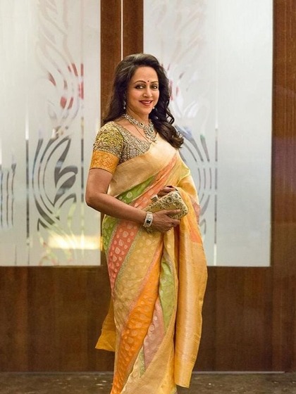 <p>हेमा मालिनी वेजिटेरियन है और नॉनवेज (Nonveg) से दूर रहती हैं।  इसलिए उनकी डाइट में सब कुछ शाकाहारी मिलता है।</p>
