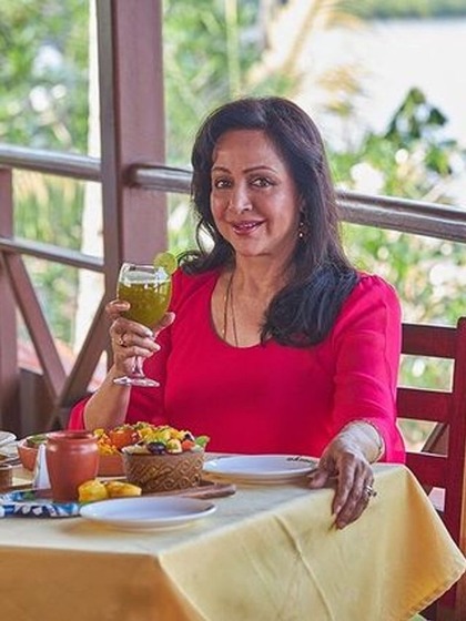 76 की उम्र में लगेंगी 35 की,फॉलो करें Hema Malini का Diet Plan