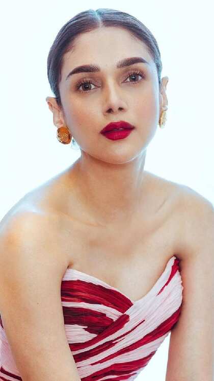 Circle Stud Earrings ट्रेडीशन और वेस्टर्न में फबेंगे खूब