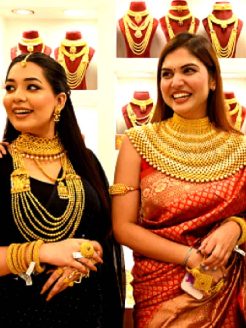 gold rates update: Gold price dips Rs 10 to Rs 71,720, silver falls Rs 100 to Rs 83,400-sak