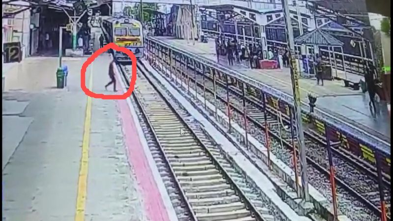 young man commits suicide in jolarpettai railway station in tirupattur district vel