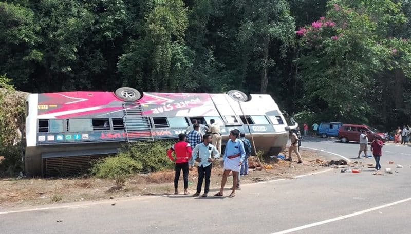 Two Killed in Private Bus Accident at Honnavar in Uttara Kannada grg 