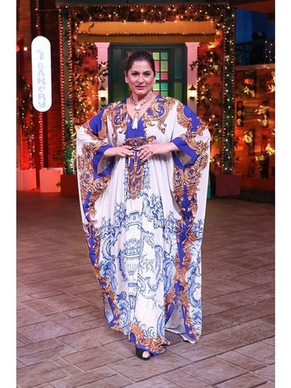 <p>अर्चना ने  फ्लोर लेंथ काफ्तान ड्रेस पहनी है जिस पर डिजिटल प्रिंट है। रेयान के इस आउटफिट के साथ अर्चना ने गले में हैंडमेड फैब्रिक चोकर पहना है। न्यूड मेकअप से लुक कंप्लीट किया है।</p>
