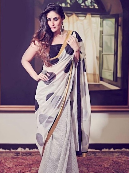 <p>गर्मियों के लिए अगर आप कंफर्टेबल और सूथिंग कॉटन साड़ी ढूंढ रही हैं तो करीना की इस साड़ी को कॉपी कर सकती हैं। इसके साथ ऑक्सिडाइज्ड इयररिंग आपकी खूबसूरती में इजाफा करेगा।</p>
