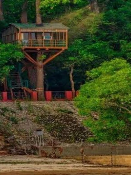 <p>यहां पर थॉटेड हट्स या ट्री हाउस है। ट्री हाउस में ठहरने के लिय आपको 1500 रुपये से लेकर 4000 रुपये तक चार्ज देना होता है, जिसे ऑनलाइन भी बुक कर सकते हैं।</p>

