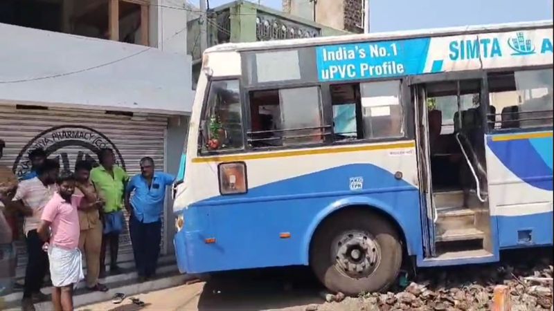 a government bus make accident to move without driver in ramanathapuram vel