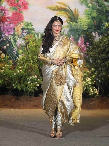 69 में दिखेंगी 29 की, जब हाथों में लेंगी Rekha के स्टाइलिश Handbags