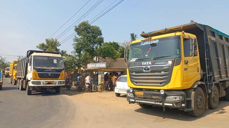 village people protest against lorries for control road accident in ariyalur vel