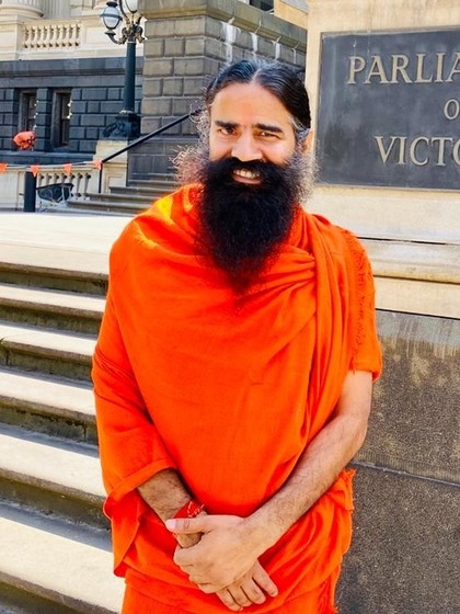 <p>बाबा रामदेव ने बताया कि कच्ची हल्दी सेहत को 100 साल तक बनाए रख सकती है। इसे नियमित आहार में शामिल करें और शरीर को मजबूत बनाएं।</p>

