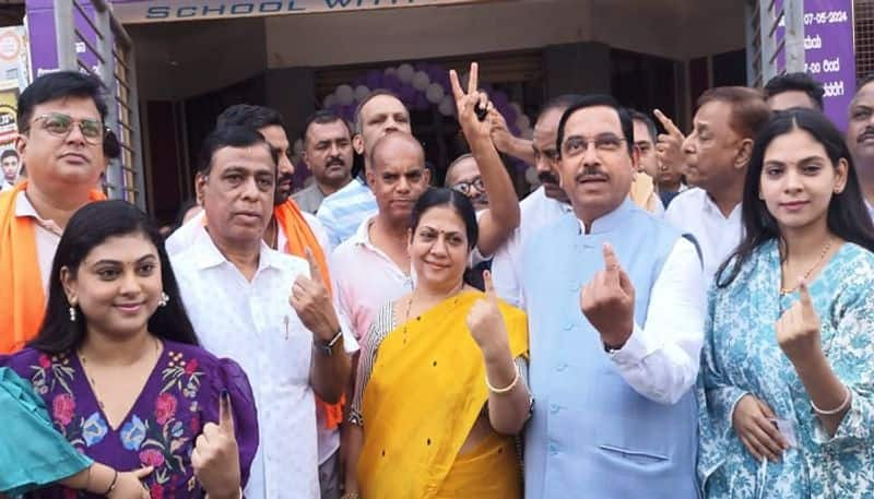 Voting by Lok Sabha Election 2024 Candidates in Karnataka grg 