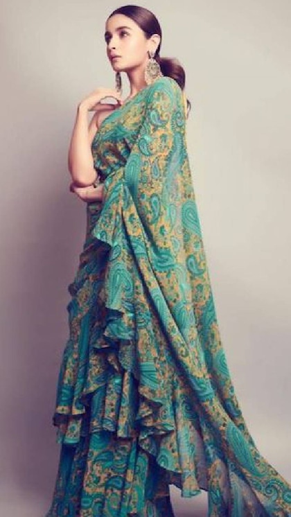 <p>RUFFLE SAREE गर्मियों में ट्रेंडी लुक देती है। आप फ्लोरल प्रिंट या डिजिटल प्रिंट में टू या थ्री लेयर रफल साड़ी खरीद सकती हैं। </p>
