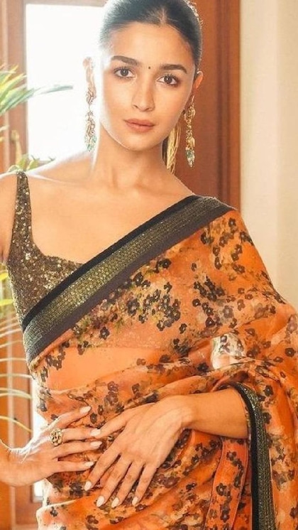 <p>गर्मियों में ऑर्गेंजा साड़ियां खूब पसंद की जाती हैं। आप प्रिंटेड या फिर प्लेन ऑर्गेंजा चुन सकती हैं। कटआउट बॉर्डर या लेस बॉर्डर के साथ भी ऑर्गेंजा अच्छी लगती है। </p>
