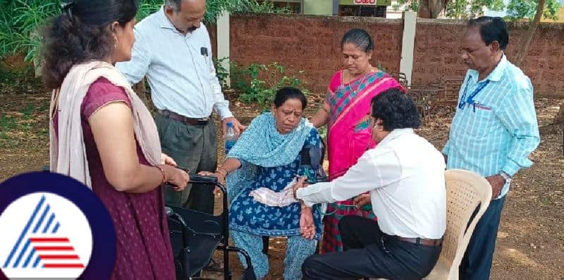 Lok sabha election 2024 in Karnataka election staff collapsed treatment by dr nitinchandra who come to vote at dharwad rav