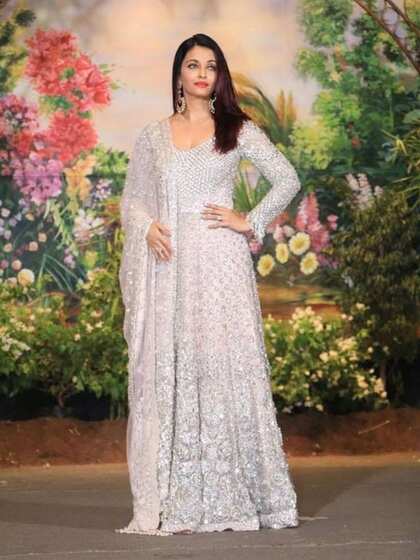 <p>व्हाइट कलर की सिल्वर हेवी एंब्रायडर्ड अनारकली पहनकर आप क्वीन से कम नहीं लगेंगी। इसके साथ अमेरिकन डायमंड ज्वेलरी और सिल्वर शेड मेकअप खूबसूरती में चार चांद लगाएगा।</p>
