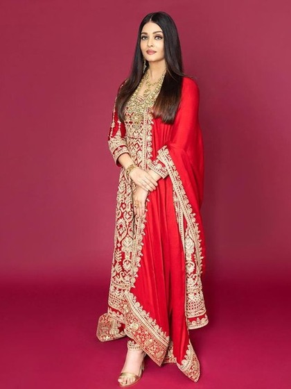 <p>ऐश्वर्या ने रेड कलर का हैवी जरी एंब्रॉयडरी का सूट पहना है जिसके साथ उन्होंने गोल्डन हाई हील फुटवियर कैरी किया है। एचडी मेकअप स्ट्रेट हेयर और गोल्डन ज्वेलरी से लुक कंप्लीट किया है।</p>
