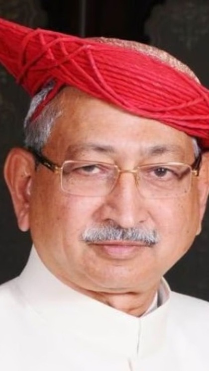 <p>I.N.D.I.A गठबंधन में शामिल शिवसेना (UBT) ने महाराष्ट्र में कोल्हापुर शाही परिवार के मुखिया छत्रपति साहू शाहा जी को मैदान में उतारा है। उनके पास 342 करोड़ की संपत्ति है। </p>
