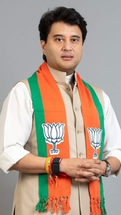 <p>सिंधिया परिवार के गढ़ गुना से इस बार ज्योतिरादित्या सिंधिया BJP कैंडिडेट के रूप में चुनाव लड़ रहे हैं। उनकी कुल संपत्ति 424 करोड़ बताई गई है। वह इस सीट 4 बार चुनाव जीत चुके हैं। <br />
 </p>
